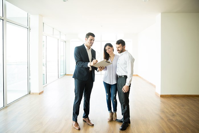 Couple with agent