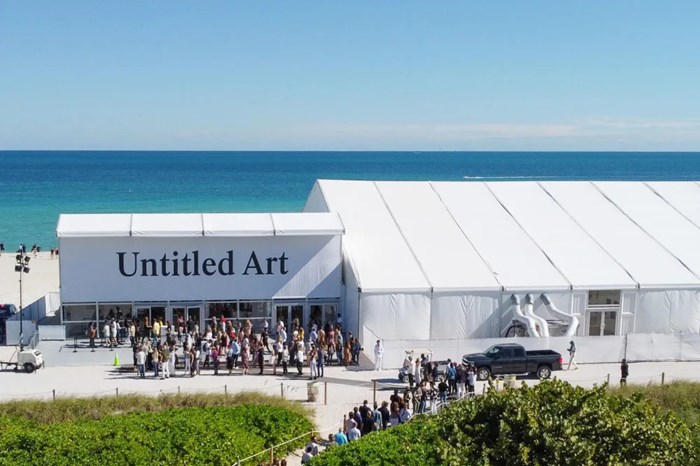 Art Basel Miami Beach's Opening Day Sees Collectors Defy Omicron, Drive  Sales - Bloomberg